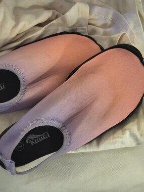 Like new Size 2 Kauai water shoes/ sandals